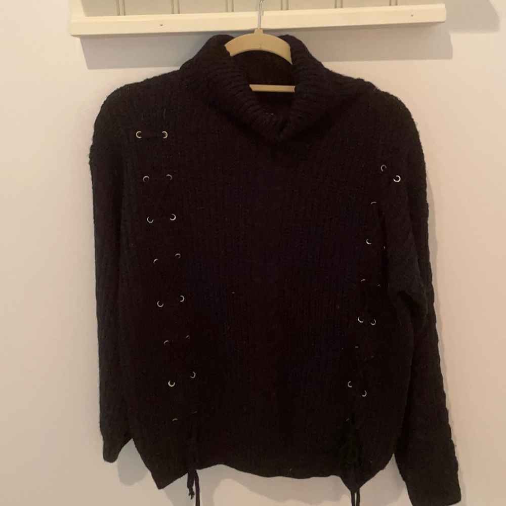 Black turtleneck sweater with knit detail from LF